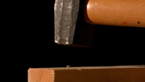 Hammer,-Der-Einen-Nagel-In-Holz-Schlägt