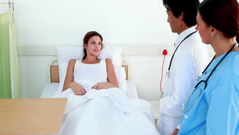 Arzt-Und-Krankenschwester-Untersuchen-Kranken-Patienten-Im-Bett
