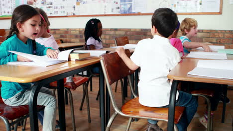 Niños-Pequeños-Hablando-En-El-Aula