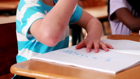 Kleiner-Junge-Malt-Im-Klassenzimmer