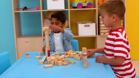 Süße-Kleine-Jungs-Spielen-Mit-Bauklötzen-Am-Tisch-Im-Klassenzimmer