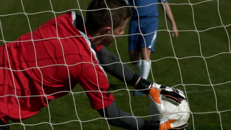 Portero-En-Rojo-Salvando-Un-Gol-Durante-Un-Juego