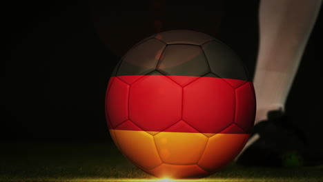 Footballspieler-Tritt-Den-Ball-Mit-Der-Deutschen-Flagge