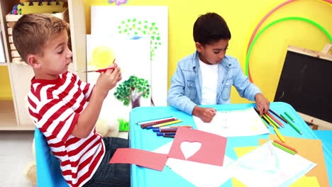 Süße-Kleine-Jungs,-Die-Im-Klassenzimmer-Kunstunterricht-Haben