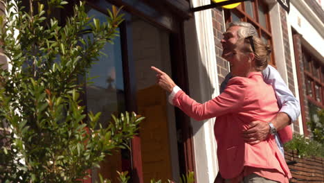 Pareja-De-Ciudad-Comprando-Escaparates-En-Un-Día-Soleado