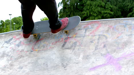 Junger-Skateboarder-Beim-Skaten-Im-Outdoor-Skatepark