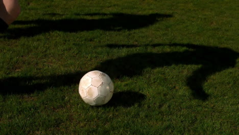 Football-Spieler,-Der-Den-Ball-Auf-Dem-Spielfeld-Kontrolliert