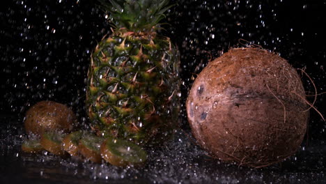Agua-Lloviendo-Sobre-La-Selección-De-Fruta-Fresca