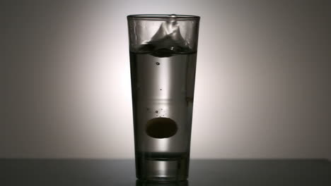 Effervescent-vitamin-tablet-in-glass-of-water