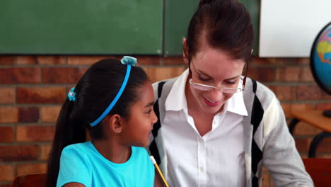 Lehrer-Hilft-Einem-Kleinen-Mädchen-Während-Des-Unterrichts