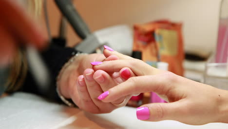 Nageldesignerin-Trägt-Decklack-Auf-Die-Rosa-Nägel-Ihrer-Kundin-Auf