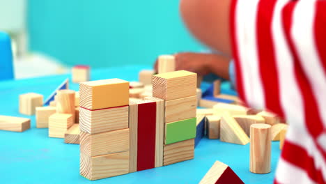 Lindos-Niños-Jugando-Con-Bloques-De-Construcción-En-La-Mesa