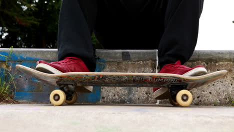 Junger-Skateboarder-Sitzt-Im-Outdoor-Skatepark