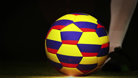Football-Spieler-Kickt-Kolumbianischen-Flaggenball