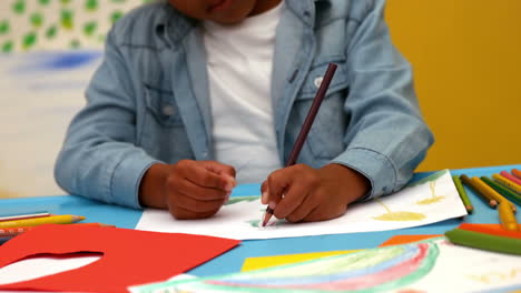 Lindos-Niños-Pequeños-Dibujando-En-La-Mesa-En-El-Aula