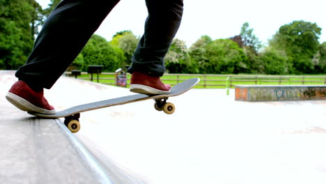 Junger-Skateboarder-Beim-Skaten-Im-Outdoor-Skatepark