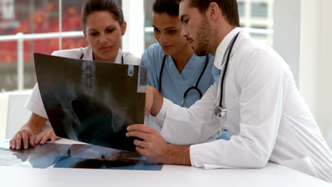 Equipo-Médico-Mirando-Radiografías-Juntos