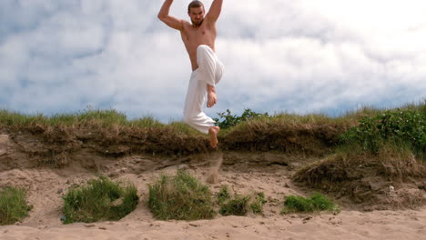 Experto-En-Artes-Marciales-Practicando-En-La-Playa.