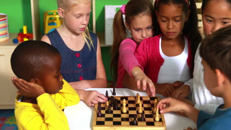 Vorschulklasse-Lernt-Schach-Spielen