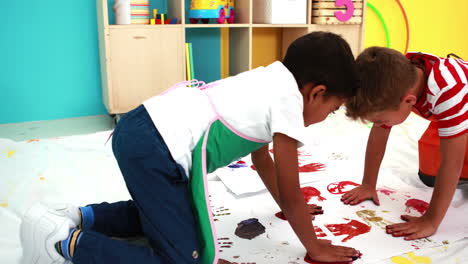 Süße-Kleine-Jungen-Handmalerei-Auf-Weißem-Papier-Im-Klassenzimmer