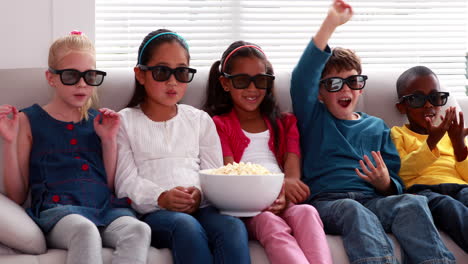 Süße-Kinder-Schauen-Sich-Einen-3D-Film-Auf-Dem-Sofa-An