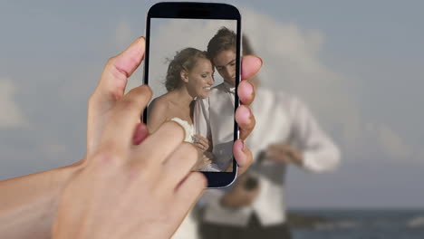 Hand-Zeigt-Hochzeitsclips-Auf-Smartphone