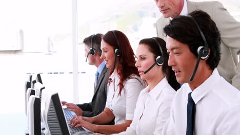 Callcenter-Agenten-Arbeiten-Und-Sprechen-über-Headsets