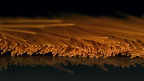 Spaghetti-Gießen-Auf-Schwarze-Oberfläche