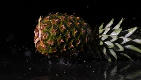 Ananas-Fällt-Auf-Nasse-Schwarze-Oberfläche