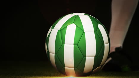 Jugador-De-Fútbol-Pateando-La-Pelota-De-La-Bandera-De-Nigeria