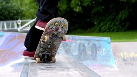 Junger-Skateboarder-Beim-Skaten-Im-Outdoor-Skatepark