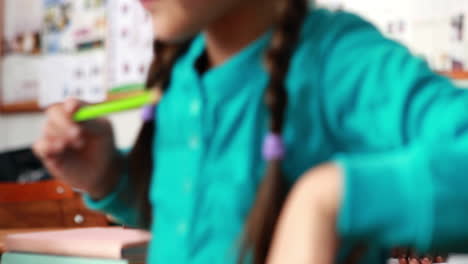 Niña-Coloreando-En-El-Aula