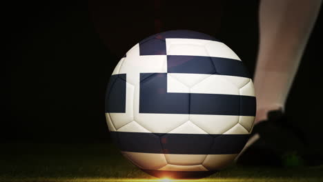 Football-Spieler-Kickt-Griechenland-Flagge-Ball