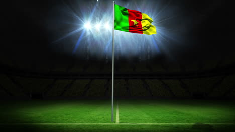 Bandera-Nacional-De-Camerún-Ondeando-En-Un-Asta-De-Bandera-