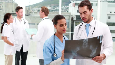 Ärzteteam-Betrachtet-Gemeinsam-Röntgenbilder