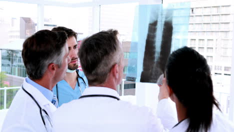 Medical-team-looking-at-x-ray-together