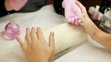 Técnico-De-Uñas-Pintando-La-Capa-Superior-En-Las-Uñas-De-Los-Clientes