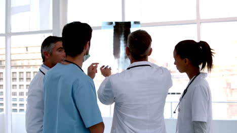 Equipo-De-Médicos-Analizando-Juntos-Una-Radiografía