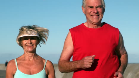 Pareja-Mayor-Corriendo-En-Un-Día-Soleado