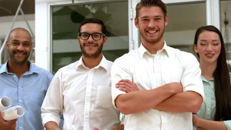 Equipo-De-Negocios-Informal-Sonriendo-A-La-Cámara-Con-Los-Brazos-Cruzados