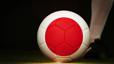 Footballspieler-Kickt-Den-Ball-Mit-Der-Japanischen-Flagge