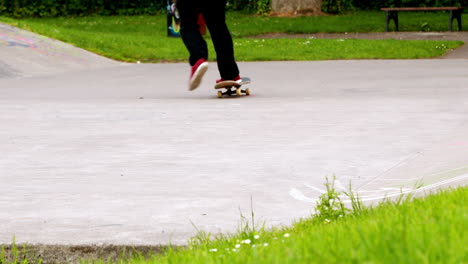 Joven-Skater-Patinando-En-El-Skatepark-Al-Aire-Libre