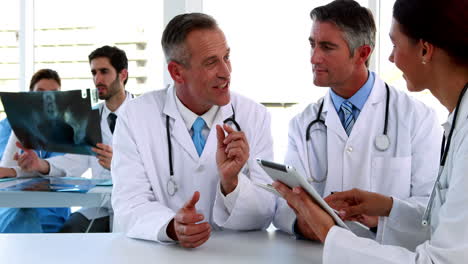 Equipo-Médico-Hablando-Y-Usando-Tablet-Pc