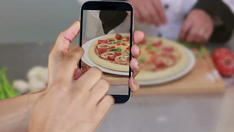 Mano-Mostrando-Clips-De-Cocina-En-El-Teléfono-Inteligente