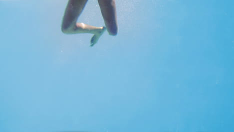 Morena-Saltando-A-La-Piscina-Usando-Snorkel
