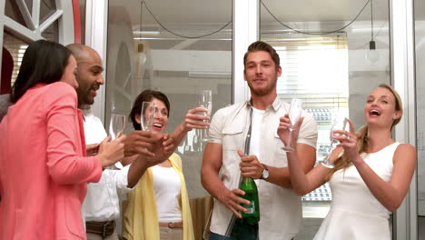 Lässiges-Business-Team-Feiert-Mit-Champagner