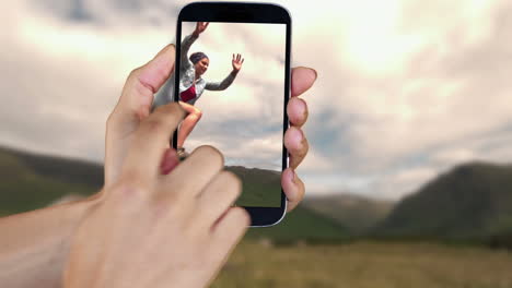Hand-Zeigt-Lauf--Und-Abenteuerclips-Auf-Dem-Smartphone