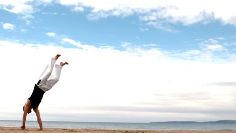 Experto-En-Artes-Marciales-Practicando-En-La-Playa.