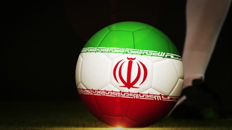 Jugador-De-Fútbol-Pateando-La-Pelota-Con-La-Bandera-De-Irán.