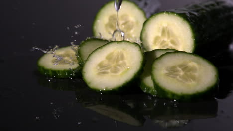 Wasser-Regnet-Auf-Zucchinischeiben
